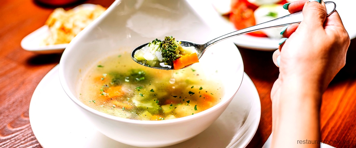 ¿Cómo se sirve un plato de sopa?