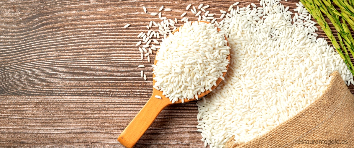 ¿Cuántos carbohidratos hay en 50 gramos de arroz?