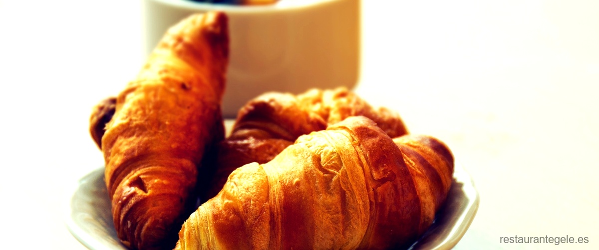 ¿Qué ingredientes lleva el croissant mixto con bechamel vips?