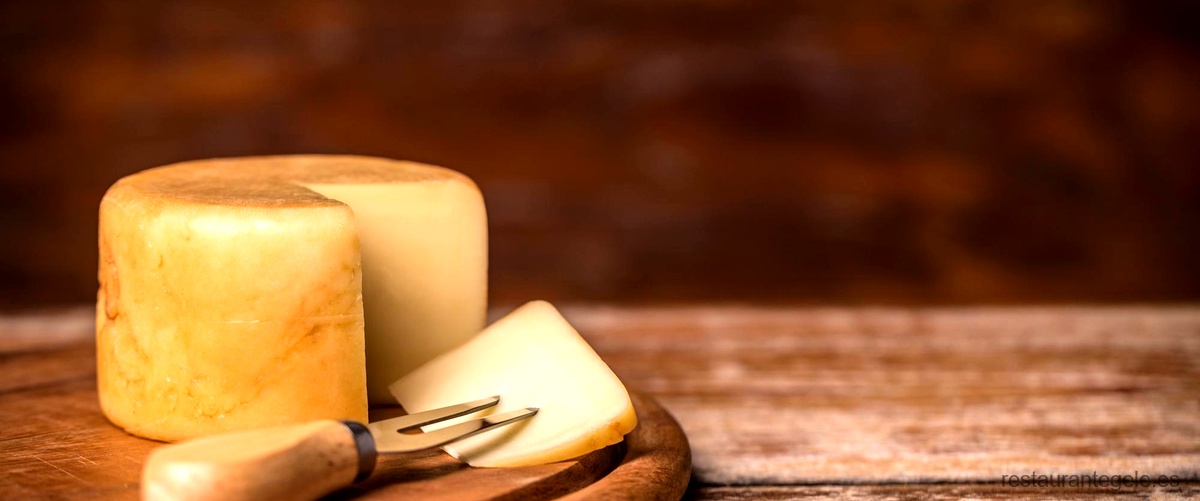 ¿Qué le da color al queso cheddar?